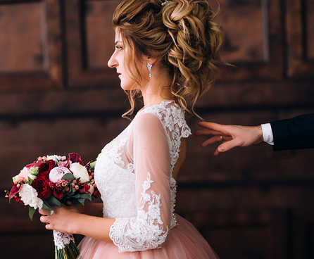 платье с пышной фатиновой юбкой и лифом расшитым вручную итальянским кружевом невеста с букетом